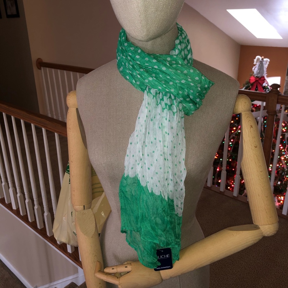 Green polkadot scarf🍀